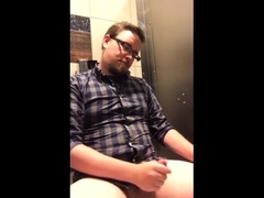 He jerks in public toilett